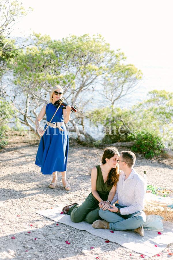 Marriage proposal with a picnic in Mallorca / Photo via Wedding and Events by Natalia Ortiz
