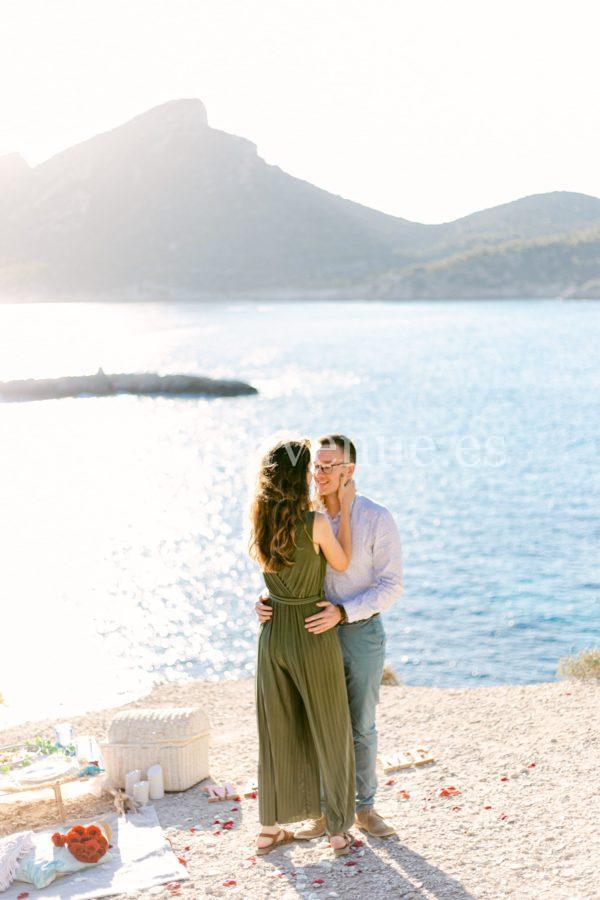 Marriage proposal with a picnic in Mallorca / Photo via Wedding and Events by Natalia Ortiz
