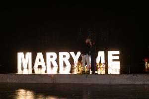 Letras de madera iluminadas / Foto vía Natalia Ortiz Events