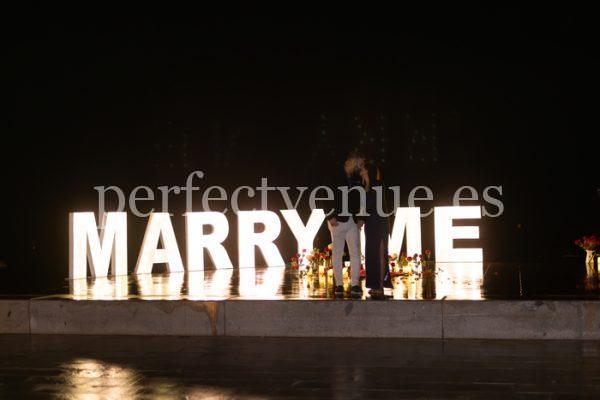 Letras de madera iluminadas / Foto vía Natalia Ortiz Events