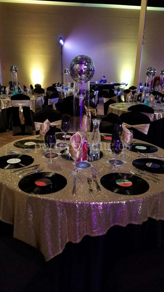 Centros de mesa en boda temática años 90 - Pinterest