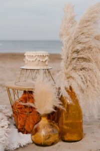 marriage proposal with picnic in the beach in Valencia