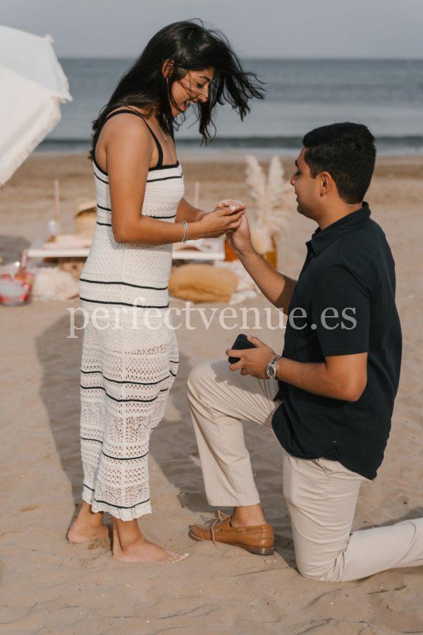 marriage proposal with picnic in the beach in Valencia
