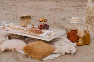 marriage proposal with picnic in the beach in Valencia
