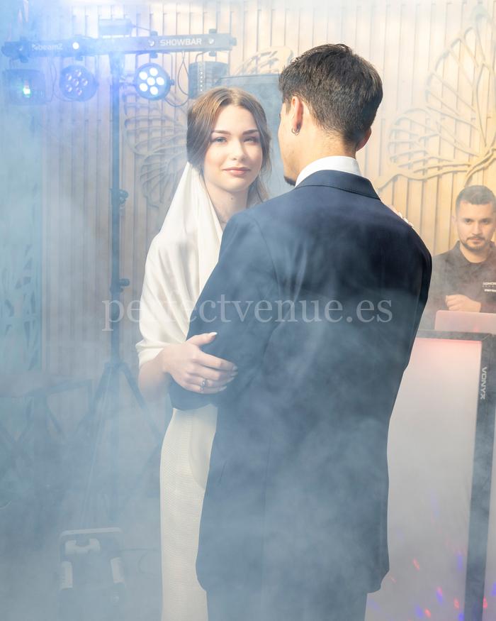 Iluminación, sonido y humo en boda otoñal by Sonoriza Eventos / Photo via Sky Lion