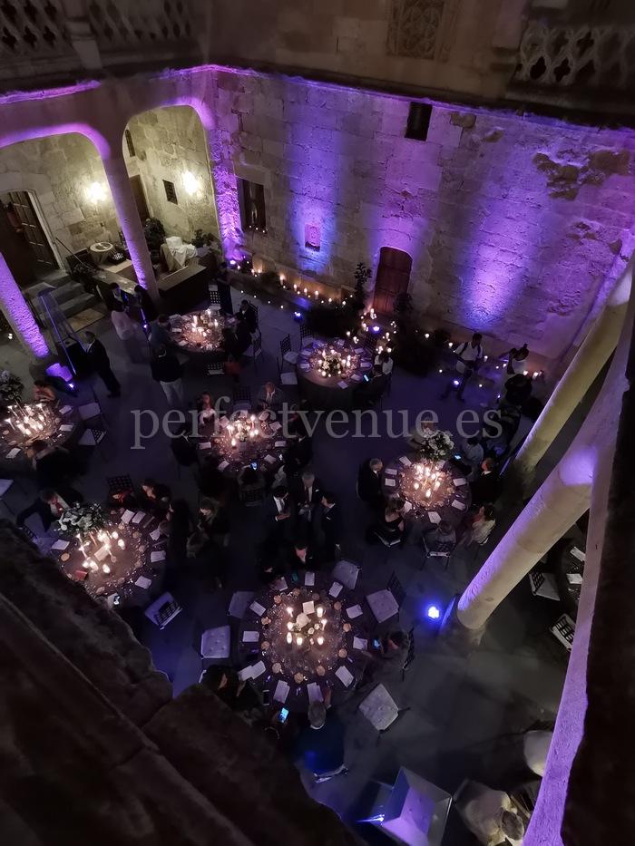 Iluminación para eventos de Ilusión Iluminación / Photo via Perfect Venue