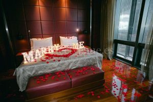 Marriage proposal in Tenerife in a hotel room / Photo via Natalia Ortiz Events