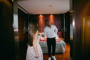 Marriage proposal in Tenerife in a hotel room / Photo via Natalia Ortiz Events