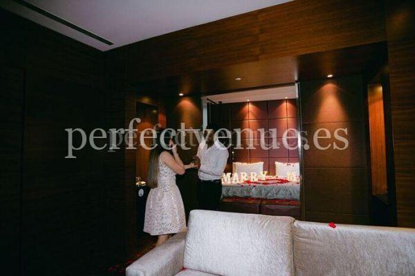 Marriage proposal in Tenerife in a hotel room / Photo via Natalia Ortiz Events