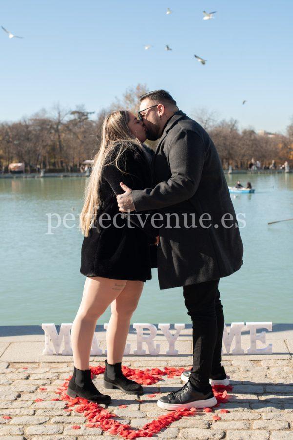 Marriage proposal at the Retiro Park lake / Photo via Natalia Ortiz Events