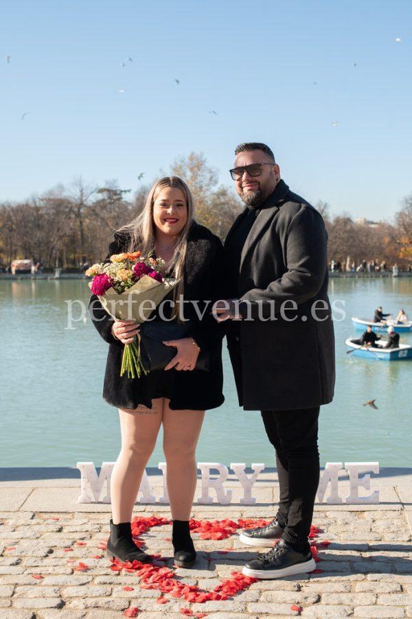 Marriage proposal at the Retiro Park lake / Photo via Natalia Ortiz Events