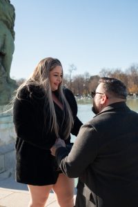 Marriage proposal at the Retiro Park lake / Photo via Natalia Ortiz Events