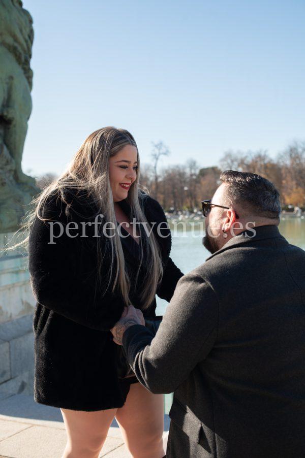 Marriage proposal at the Retiro Park lake / Photo via Natalia Ortiz Events