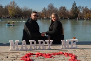 Marriage proposal at the Retiro Park lake / Photo via Natalia Ortiz Events