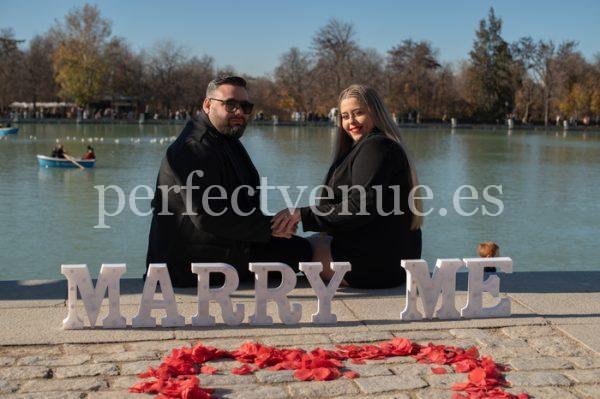 Marriage proposal at the Retiro Park lake / Photo via Natalia Ortiz Events