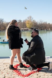 Marriage proposal at the Retiro Park lake / Photo via Natalia Ortiz Events