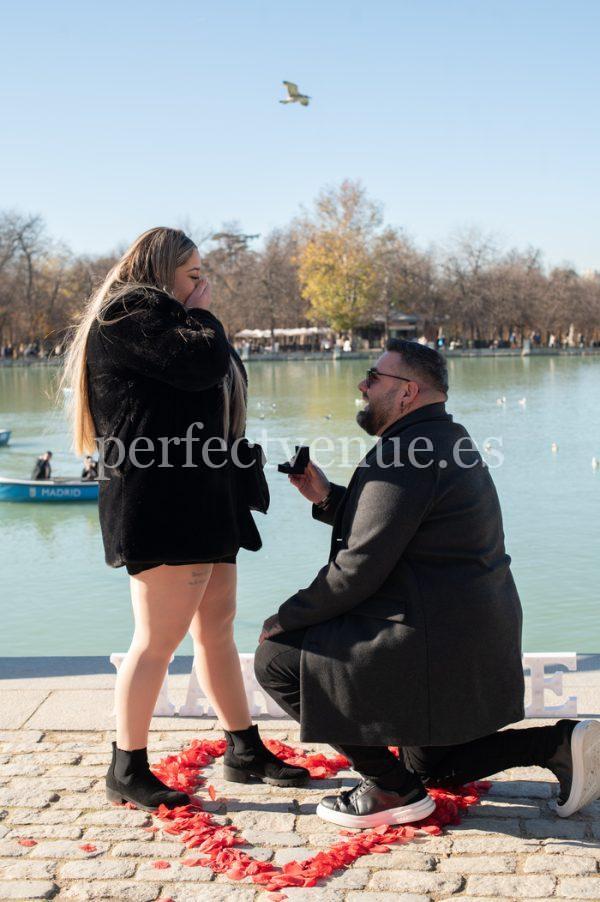 Marriage proposal at the Retiro Park lake / Photo via Natalia Ortiz Events