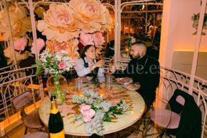 Marriage proposal in Tenerife at a restaurant / Photo via Natalia Ortiz Events