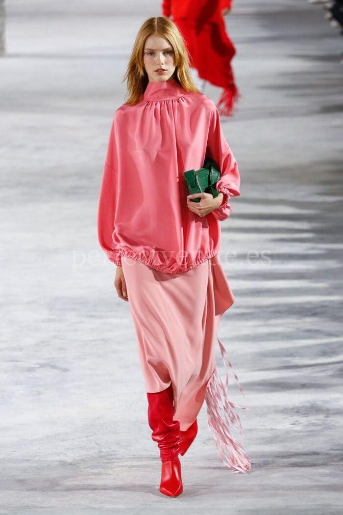 Look combinando rojo y rosa / Photo via Pinterest