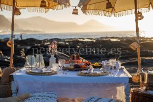 Pedida de mano al atardecer en España / Foto vía Natalia Ortiz Events