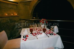 Private romantic dinner in Mallorca overlooking the Mediterranean / Photo via Natalia Ortiz Events