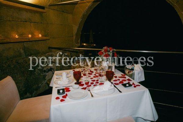 Private romantic dinner in Mallorca overlooking the Mediterranean / Photo via Natalia Ortiz Events