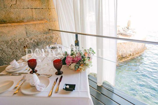 Marriage proposal in Tenerife at a restaurant / Photo via Natalia Ortiz Events