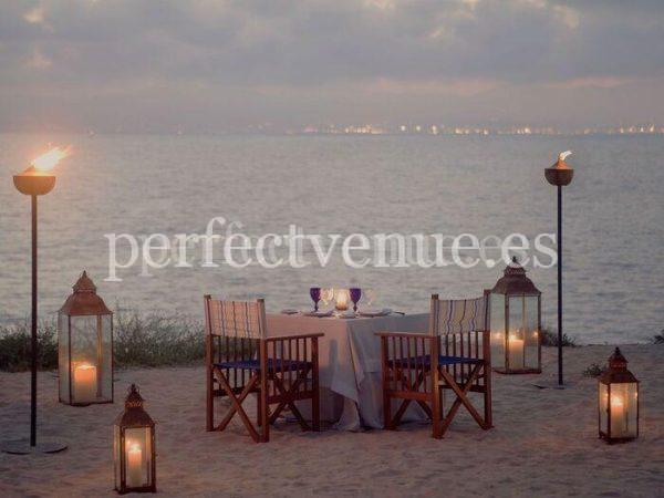 Private romantic dinner in Mallorca overlooking the Mediterranean / Photo via Natalia Ortiz Events