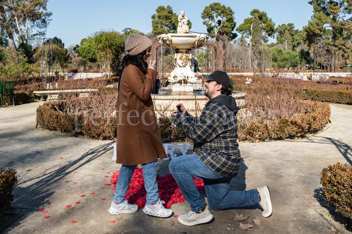 Pedida de mano en la Rosaleda del Retiro