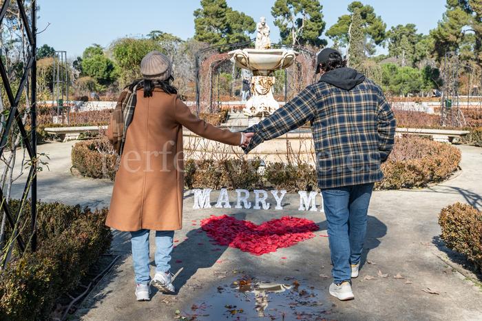 Pedida de mano en la Rosaleda del Retiro