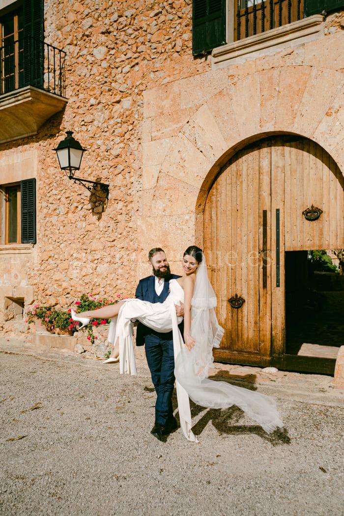Shooting de boda en Mallorca / Photo via Tanya Vasiliuk / Weddings and Events by Natalia Ortiz