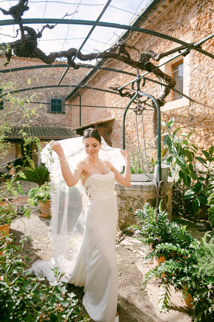 Shooting de boda en Mallorca / Photo via Tanya Vasiliuk / Weddings and Events by Natalia Ortiz