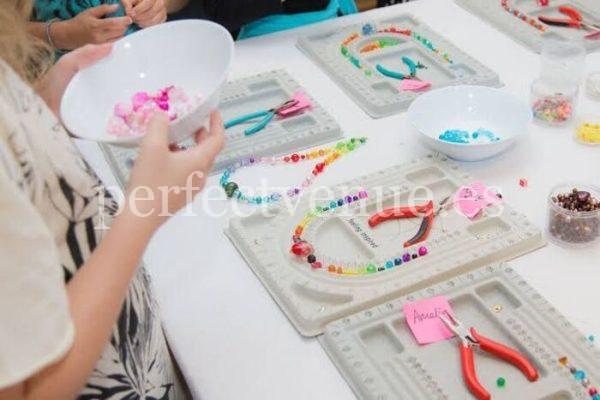 Jewelry workshop for children in Madrid. Birthdays workshops.