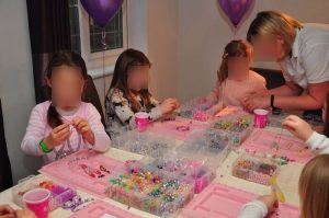 Jewelry workshop for children in Madrid. Birthdays workshops.