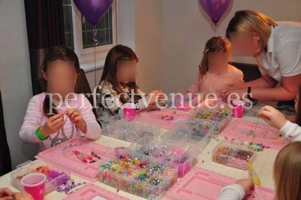 Jewelry workshop for children in Madrid. Birthdays workshops.
