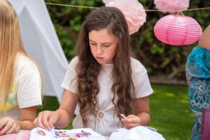 Cumpleaños con talleres en Madrid: taller de camisetas - Natalia Ortiz Events