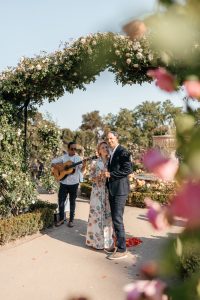 Professional photographer for a marriage proposal in Madrid / Photo via Natalia Ortiz Events