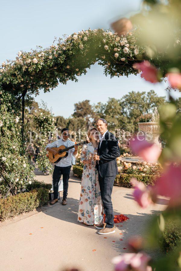 Professional photographer for a marriage proposal in Madrid / Photo via Natalia Ortiz Events