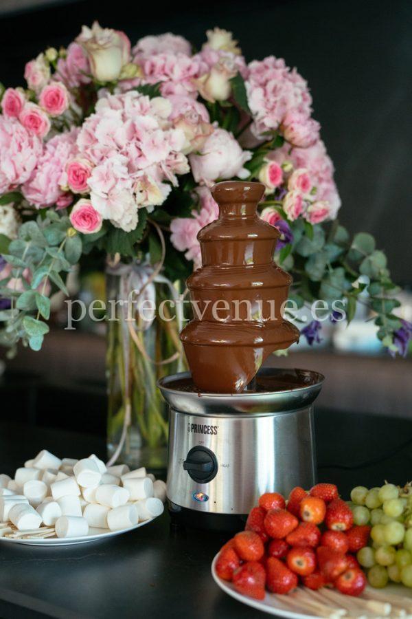 Food and drink stations for an event / Photo via Natalia Ortiz Events