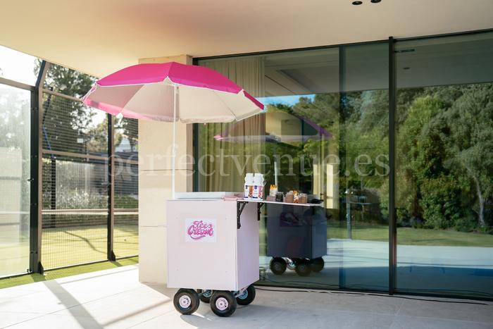 Food and drink stations for an event / Photo via Natalia Ortiz Events