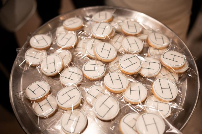 galletas con logo corporativo photo via natalia ortiz events