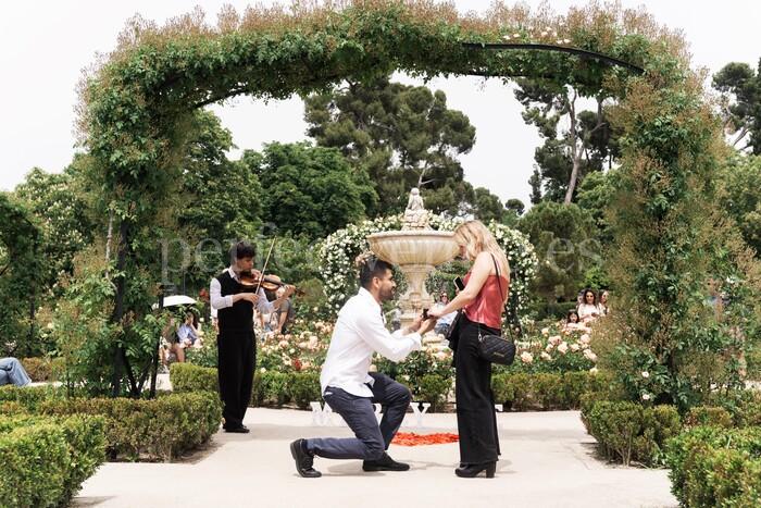 Pedida de mano en el parque del Retiro | Foto vía <a href="https://nataliaortizevents.com/es/">Natalia Ortiz Events</a>