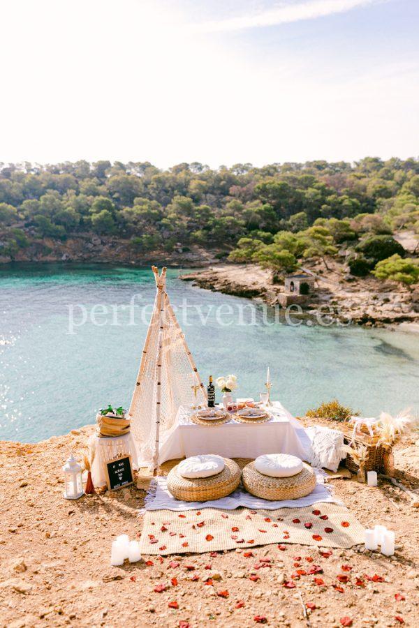 Picnic on the beach with romantic decoration / Photo via Natalia Ortiz Events