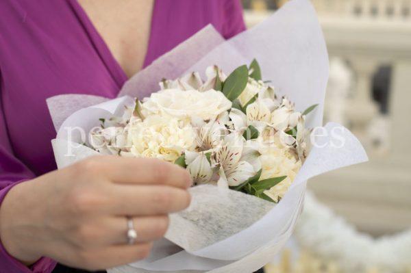 Anillo de pedida de mano en un rooftop en Madrid / Foto vía Natalia Ortiz Events