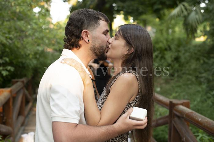 Pedida de mano en el Parque del Retiro de Madrid / Foto vía Natalia Ortiz Events