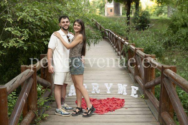 Professional photographer for a marriage proposal in Madrid / Photo via Natalia Ortiz Events