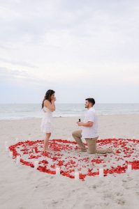 Proposal on Marbella beach with rose petals / Pinterest