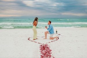 Proposal on Marbella beach with rose petals / Pinterest