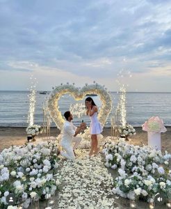 Marriage proposal in Murcia with a giant flower heart on the beach
