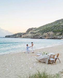 Marriage proposal in Murcia with picnic on the beach / Photo via Natalia Ortiz Events